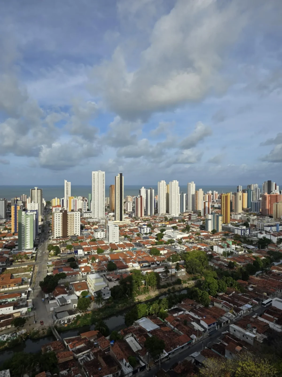Apartamento no João Agripino/Brisamar com 3 Quartos, 2 Vagas e Lazer Completo