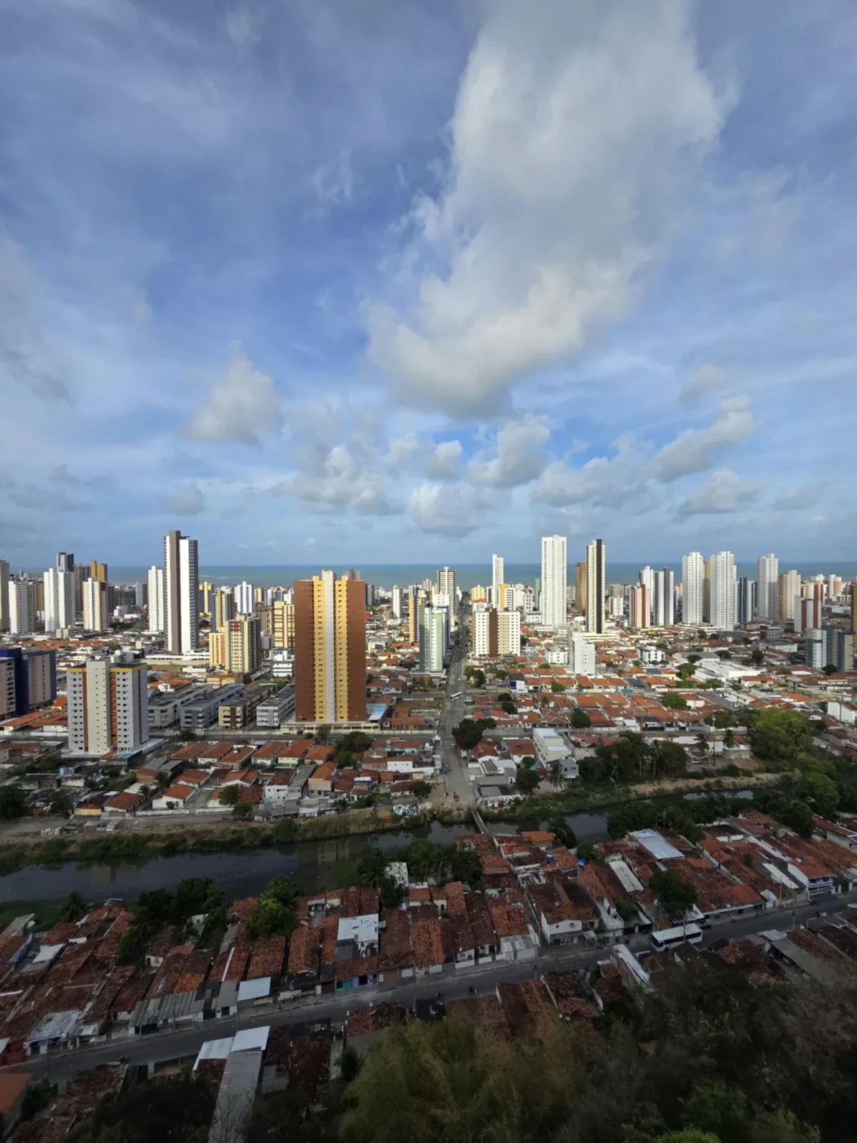 Apartamento no João Agripino/Brisamar com 3 Quartos, 2 Vagas e Lazer Completo