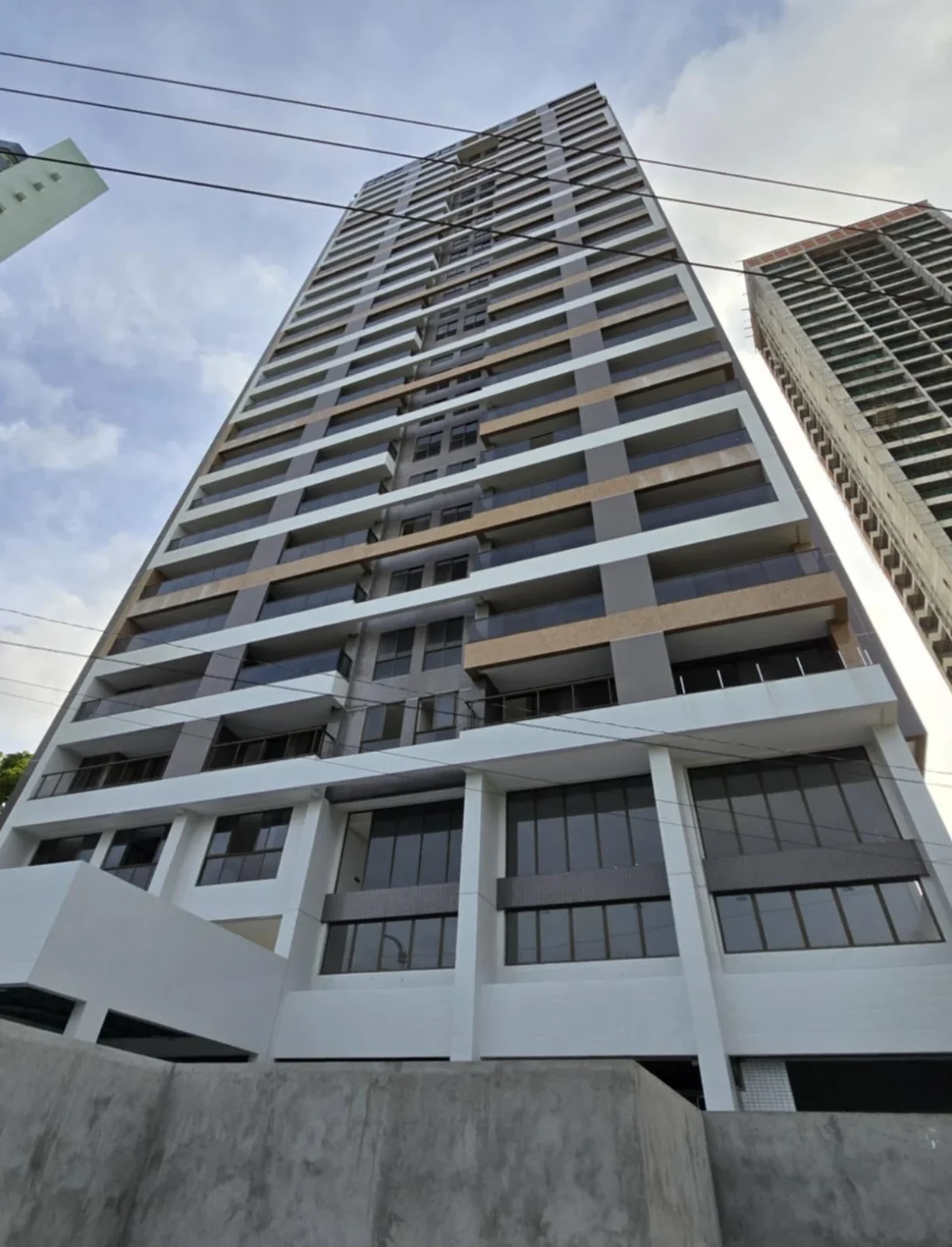 Apartamento no João Agripino/Brisamar com 3 Quartos, 2 Vagas e Lazer Completo