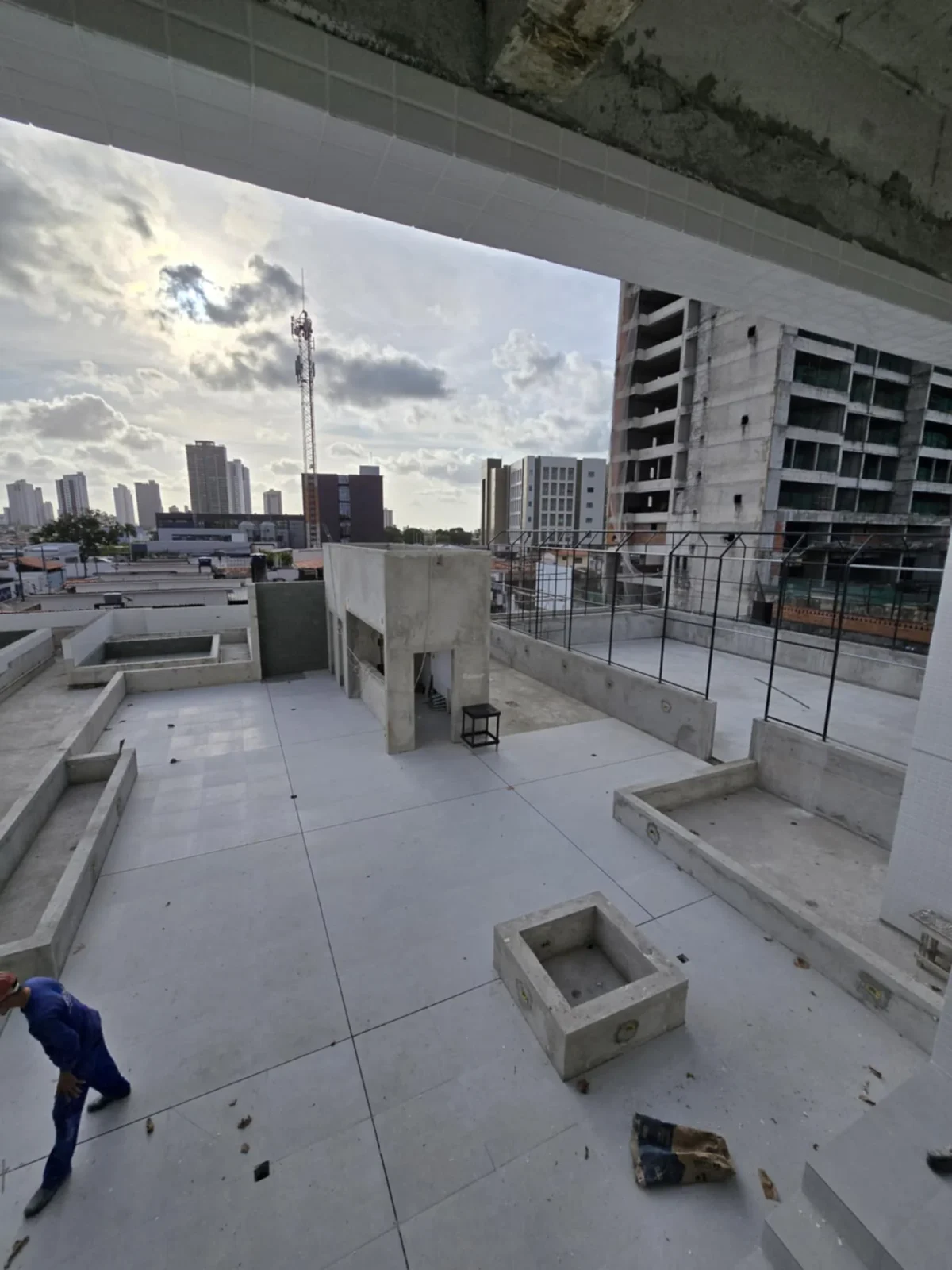 Apartamento no João Agripino/Brisamar com 3 Quartos, 2 Vagas e Lazer Completo