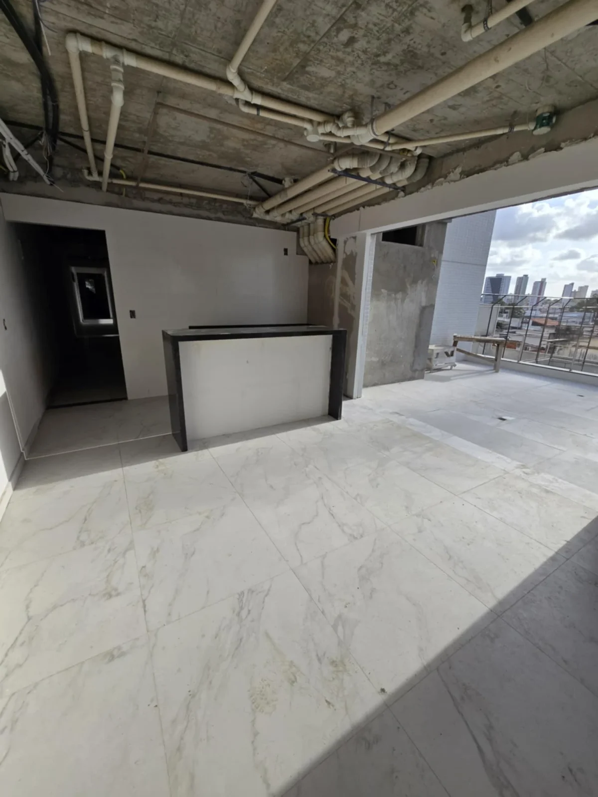 Apartamento no João Agripino/Brisamar com 3 Quartos, 2 Vagas e Lazer Completo