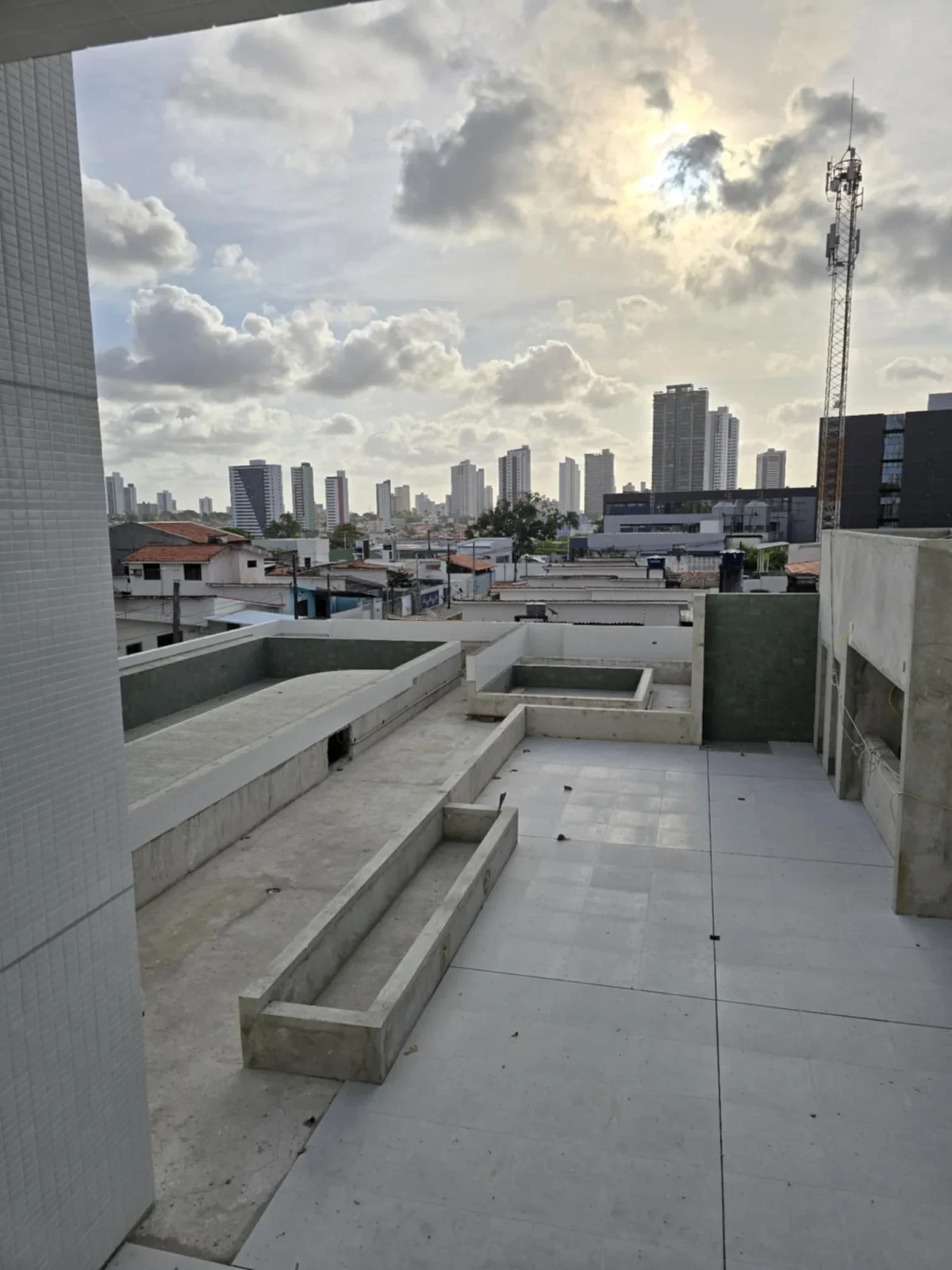 Apartamento no João Agripino/Brisamar com 3 Quartos, 2 Vagas e Lazer Completo
