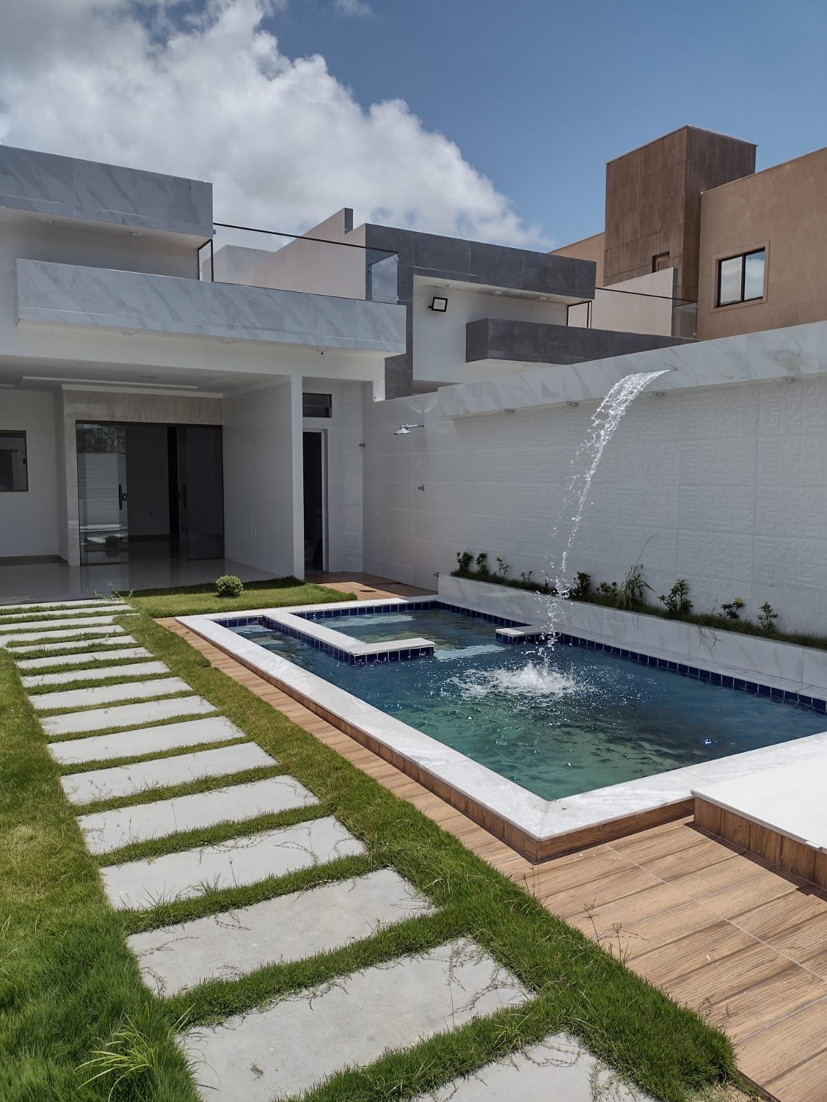 Casa de Luxo na Praia de Carapibus com 3 Suítes, Piscina, 200m do mar