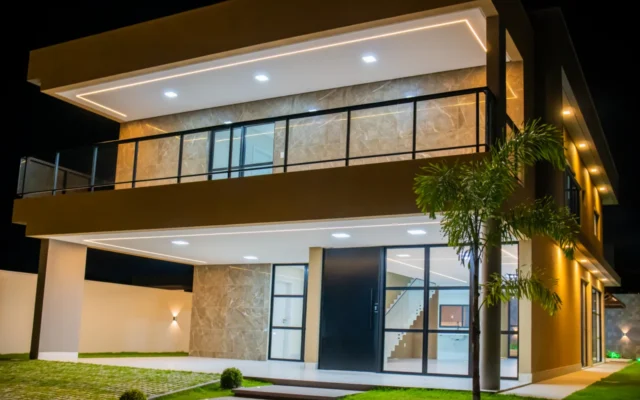 Casa de Alto Padrão no Condomínio Alphaville Paraíba com 5 Suítes sendo 1 Master com Closet, Piscina