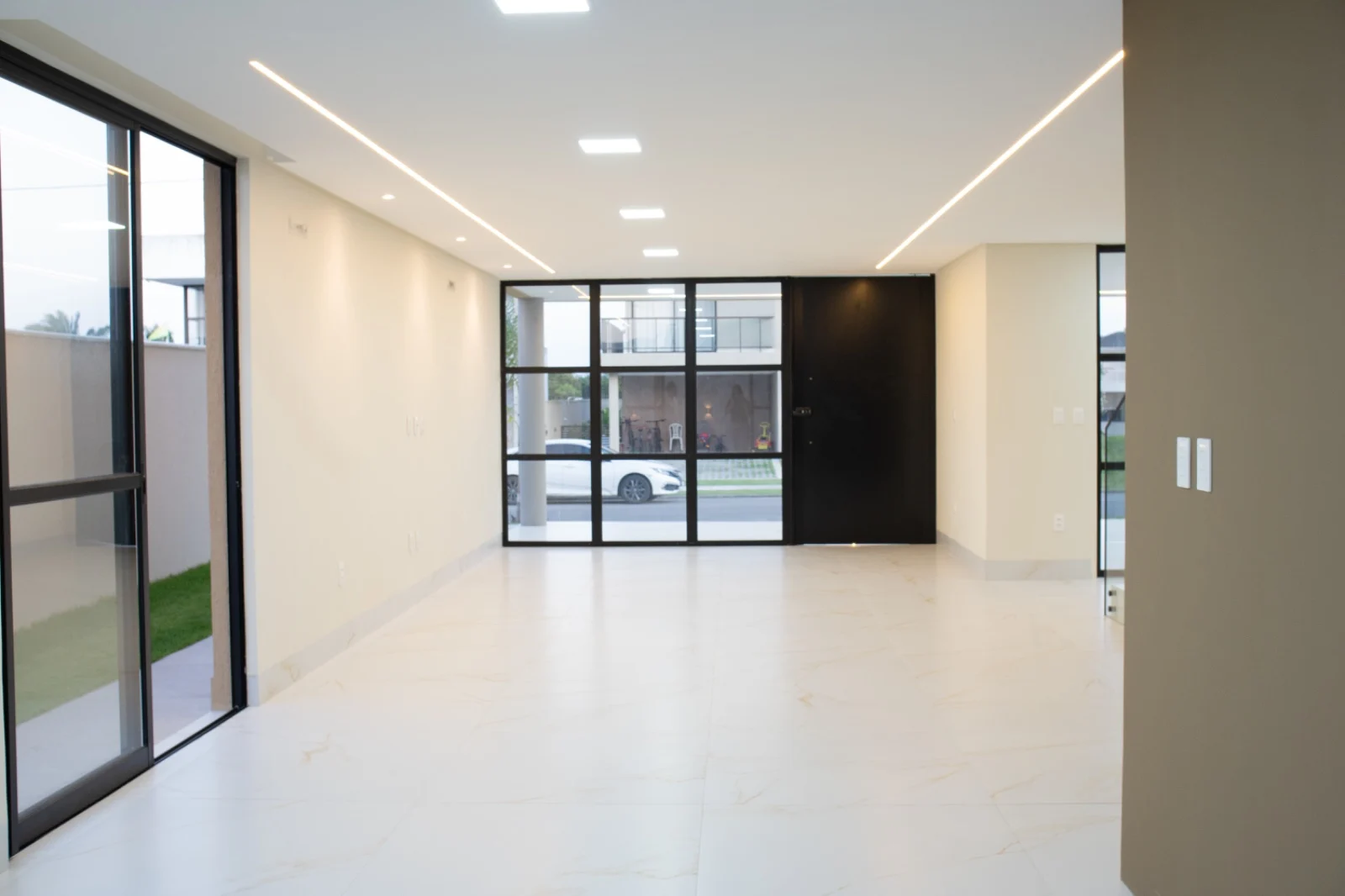 Casa de Alto Padrão no Condomínio Alphaville Paraíba com 5 Suítes sendo 1 Master com Closet, Piscina