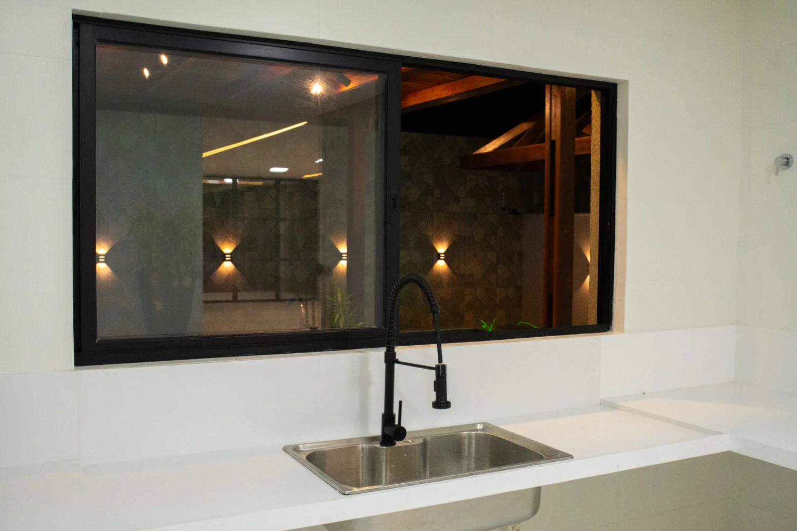 Casa de Alto Padrão no Condomínio Alphaville Paraíba com 5 Suítes sendo 1 Master com Closet, Piscina