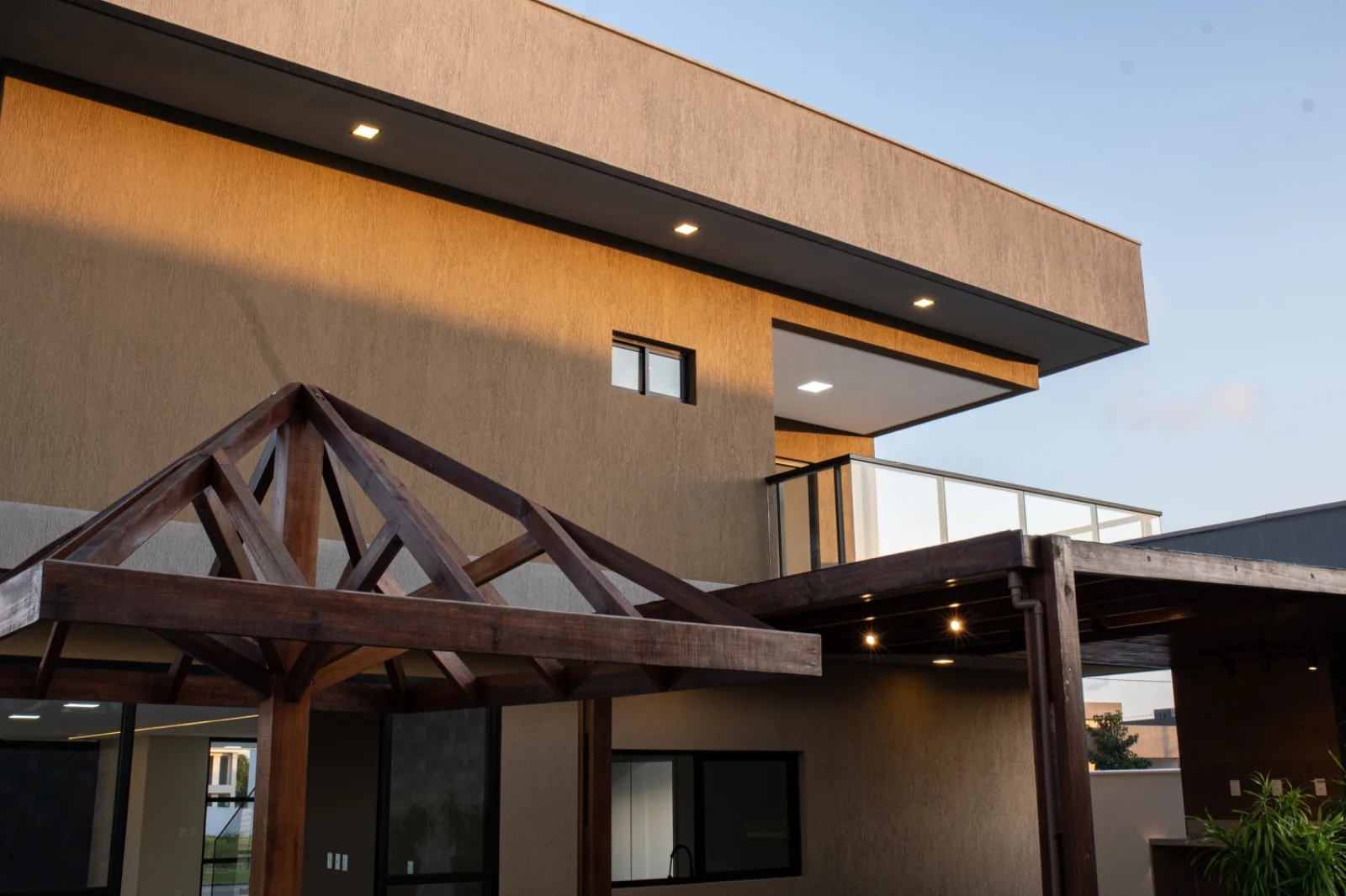 Casa de Alto Padrão no Condomínio Alphaville Paraíba com 5 Suítes sendo 1 Master com Closet, Piscina