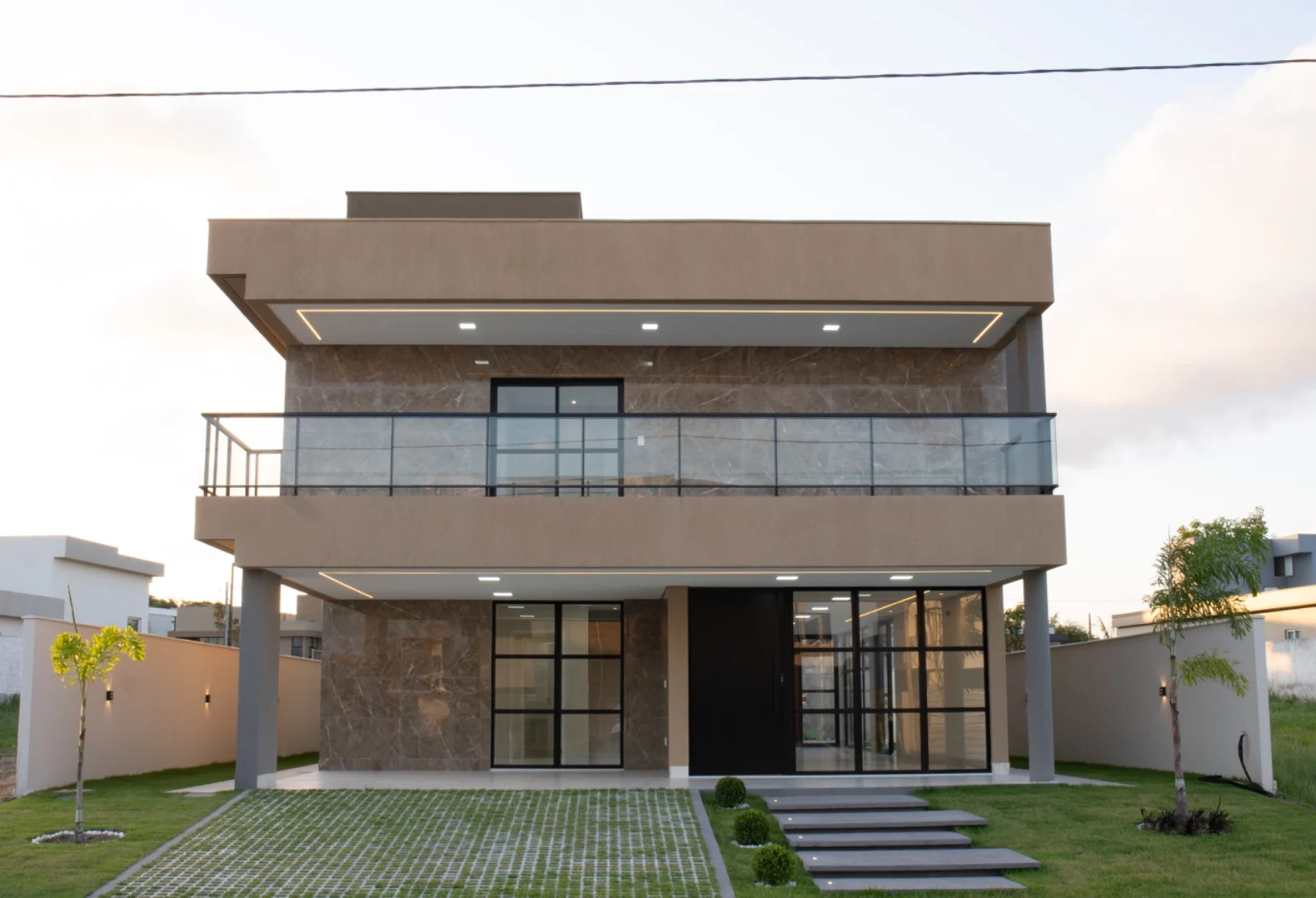 Casa de Alto Padrão no Condomínio Alphaville Paraíba com 5 Suítes sendo 1 Master com Closet, Piscina