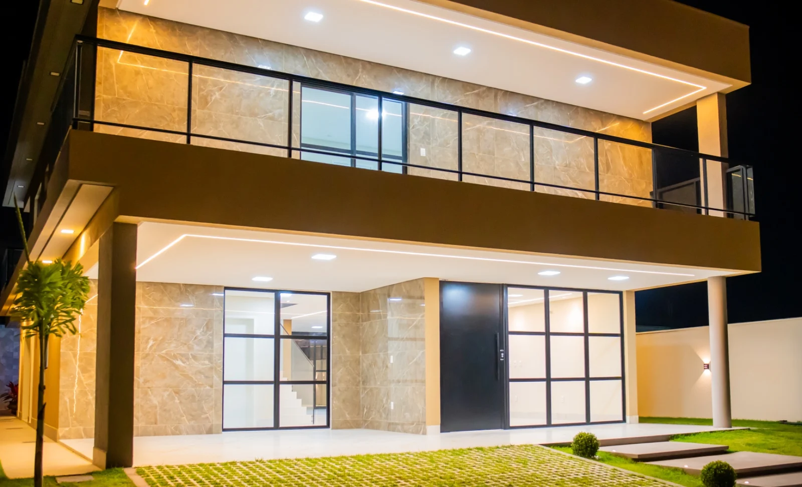 Casa de Alto Padrão no Condomínio Alphaville Paraíba com 5 Suítes sendo 1 Master com Closet, Piscina