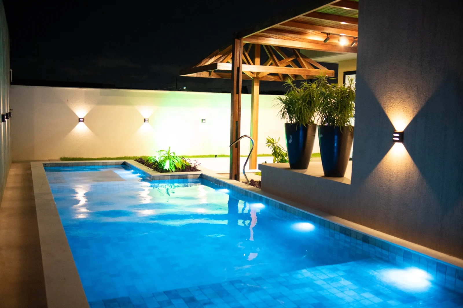 Casa de Alto Padrão no Condomínio Alphaville Paraíba com 5 Suítes sendo 1 Master com Closet, Piscina