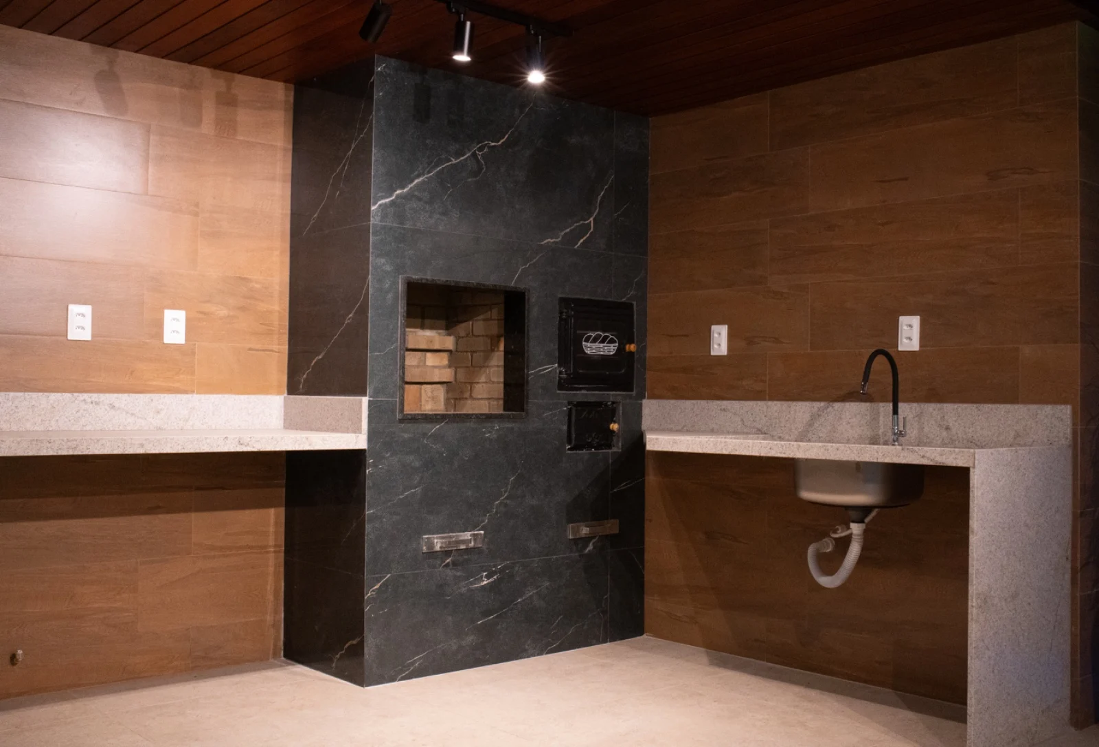 Casa de Alto Padrão no Condomínio Alphaville Paraíba com 5 Suítes sendo 1 Master com Closet, Piscina