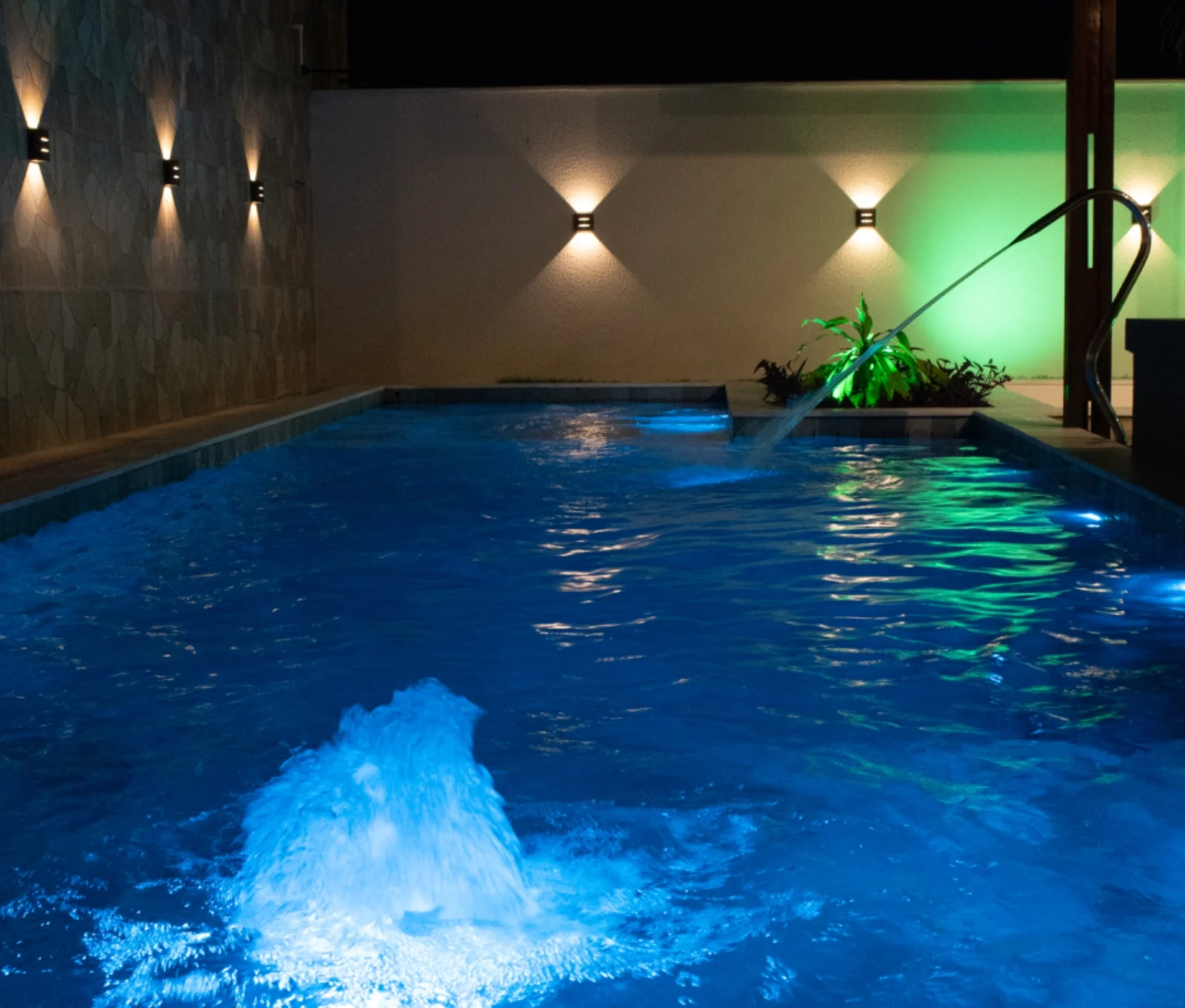 Casa de Alto Padrão no Condomínio Alphaville Paraíba com 5 Suítes sendo 1 Master com Closet, Piscina