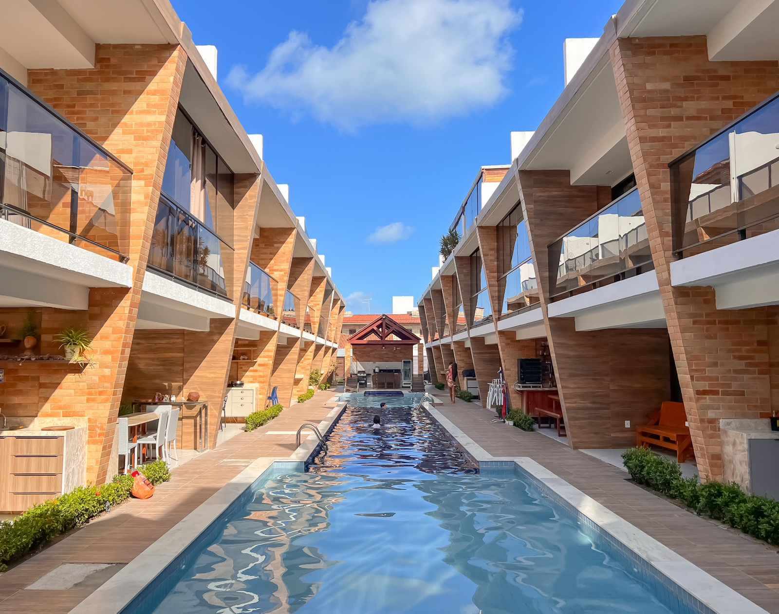 Bangalô Triplex em Condomínio Fechado no Poço/Camboinha com 3 Quartos sendo 2 suítes, 134m²
