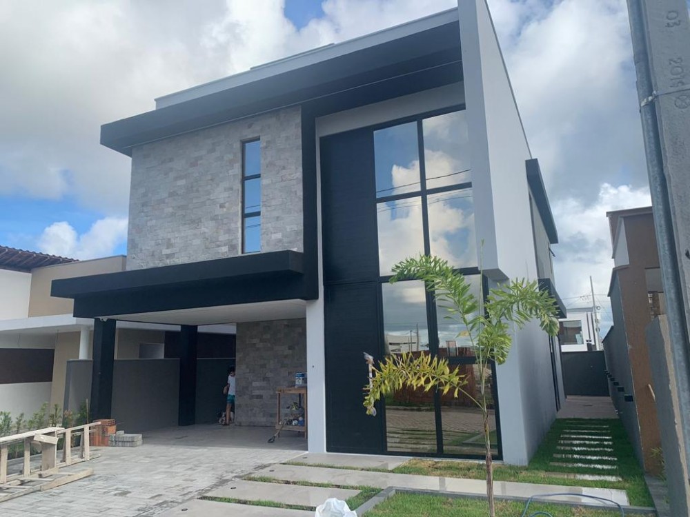 Excelente Casa em Condomínio Fechado com 3 Suítes, Piscina e Lazer Completo