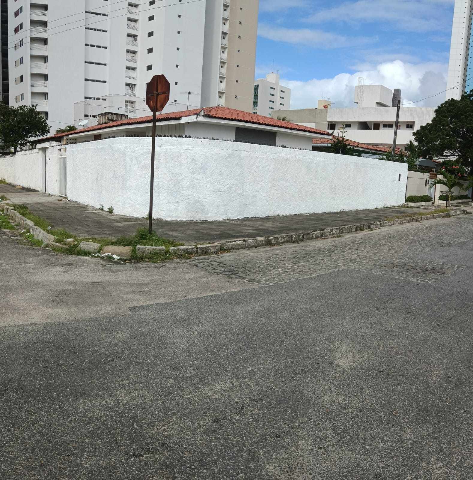 Casa de esquina em Manaíra com 3 Quartos sendo 1 Suíte