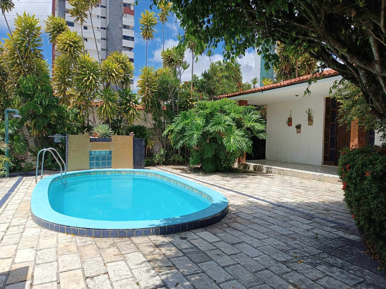 Casa no Bairro dos Estados com 4 Quartos sendo 3 Suítes, Piscina, 604m²