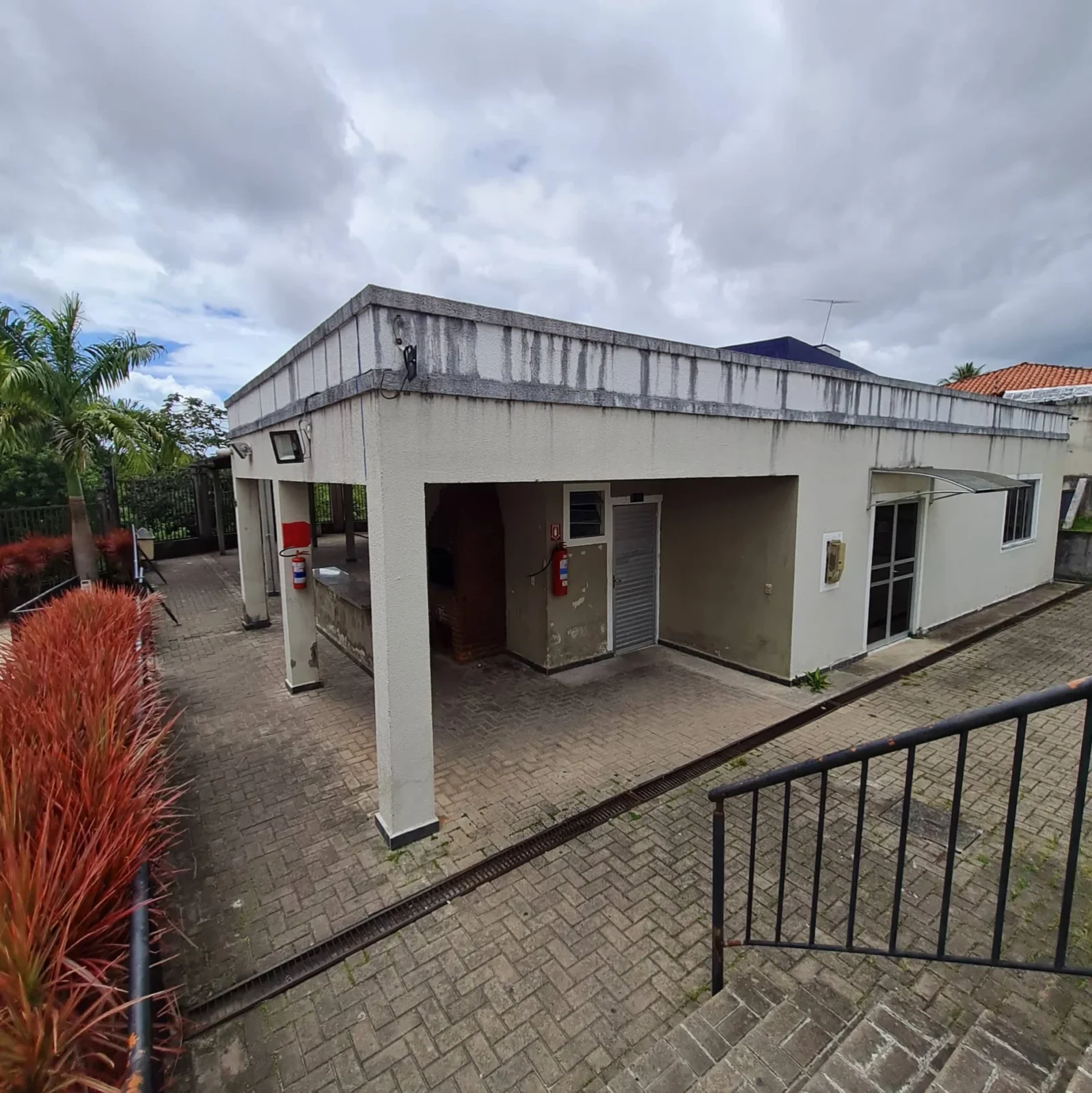 Apartamento Térreo no Geisel com 2 Quartos sendo 1 Suíte, Piscina, Salão de Festas