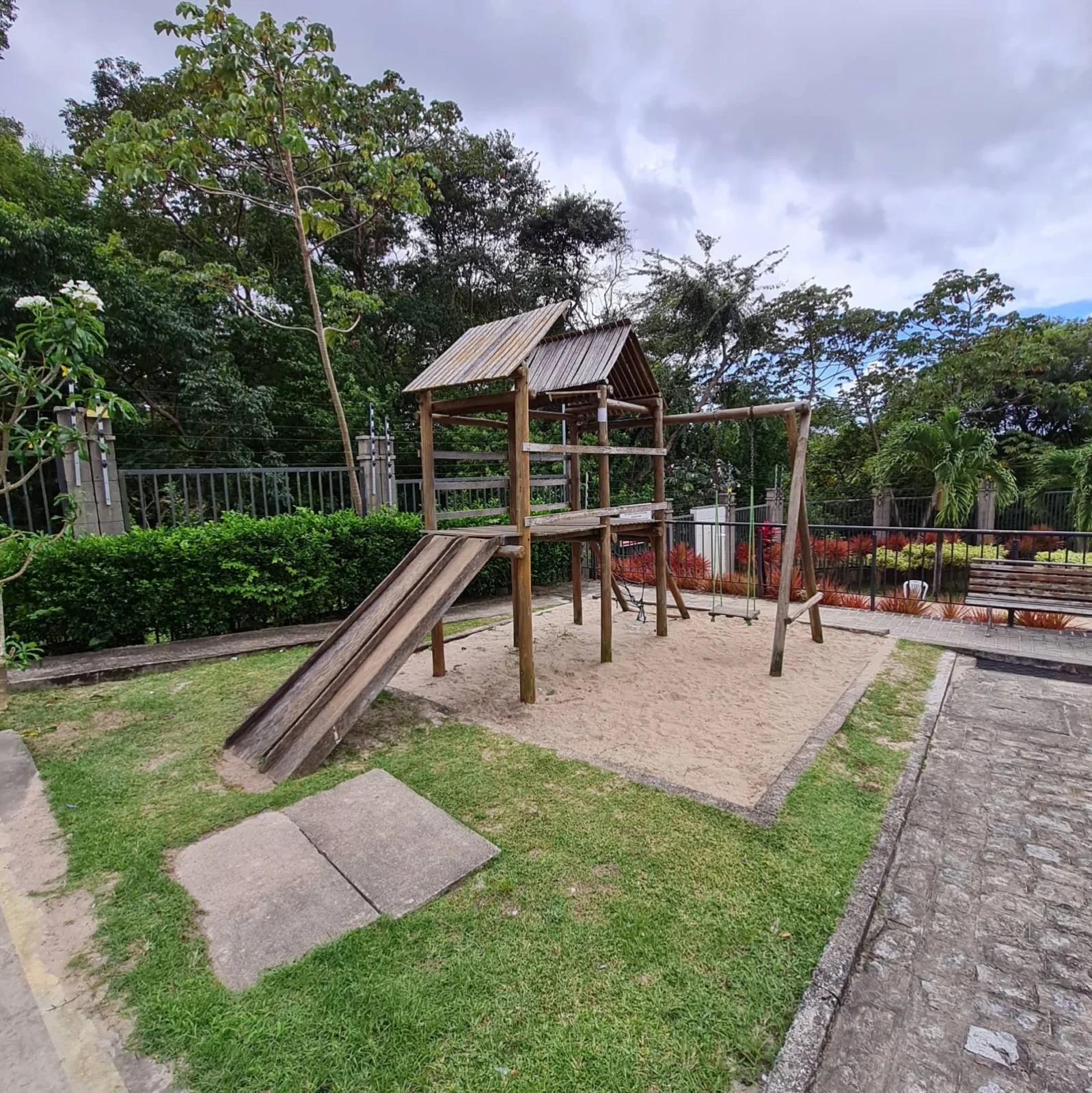 Apartamento Térreo no Geisel com 2 Quartos sendo 1 Suíte, Piscina, Salão de Festas