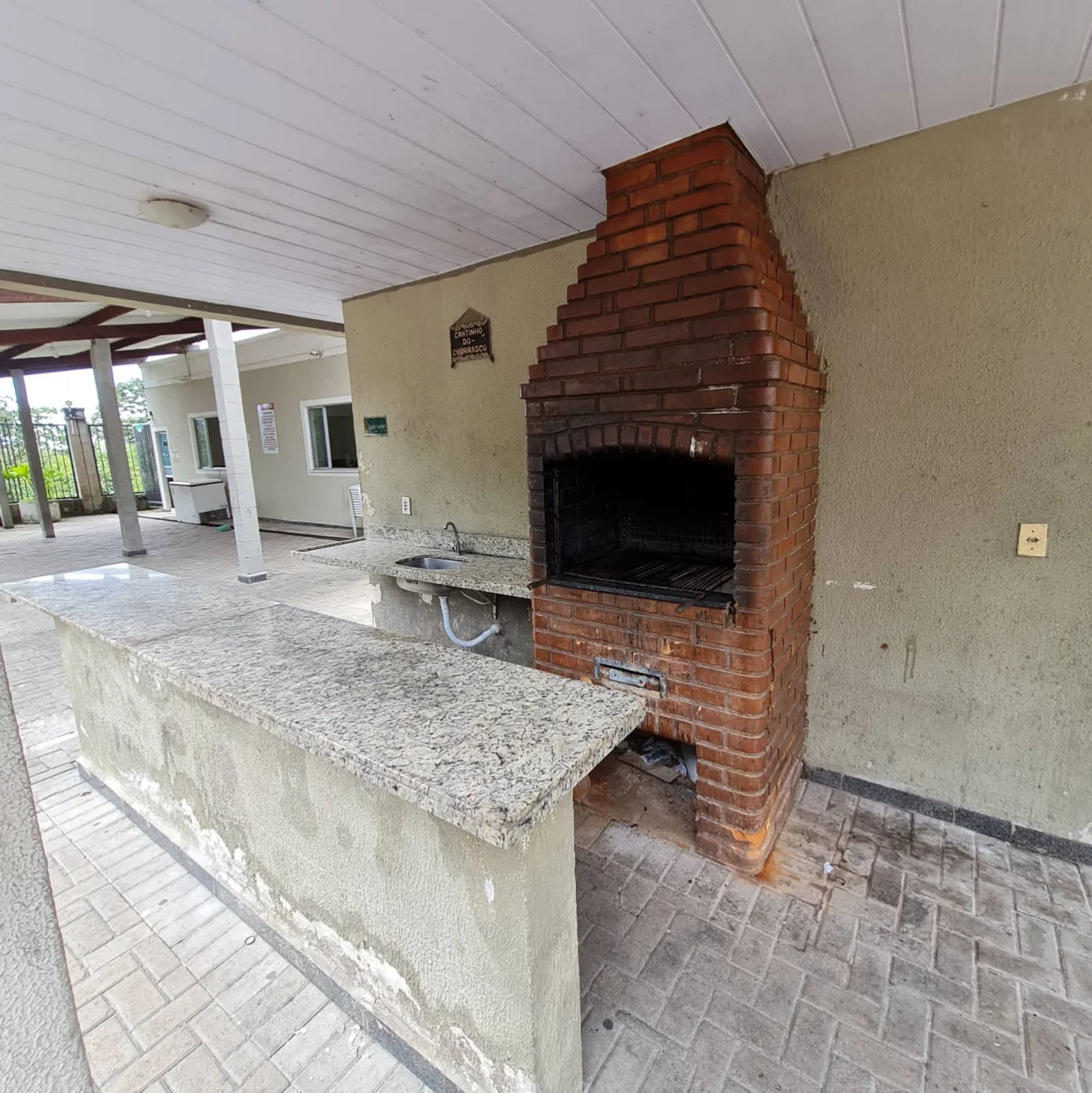 Apartamento Térreo no Geisel com 2 Quartos sendo 1 Suíte, Piscina, Salão de Festas