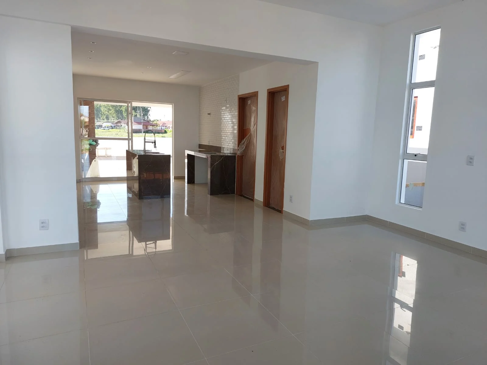 Excelente Casa com 3 Quartos e Piscina no Condomínio Fazenda Real I