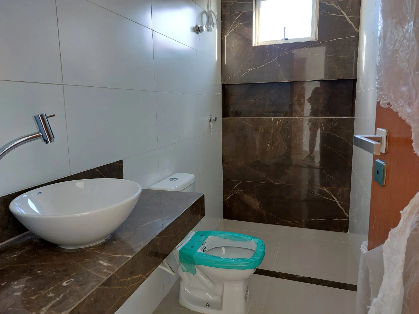 Excelente Casa com 3 Quartos e Piscina no Condomínio Fazenda Real I