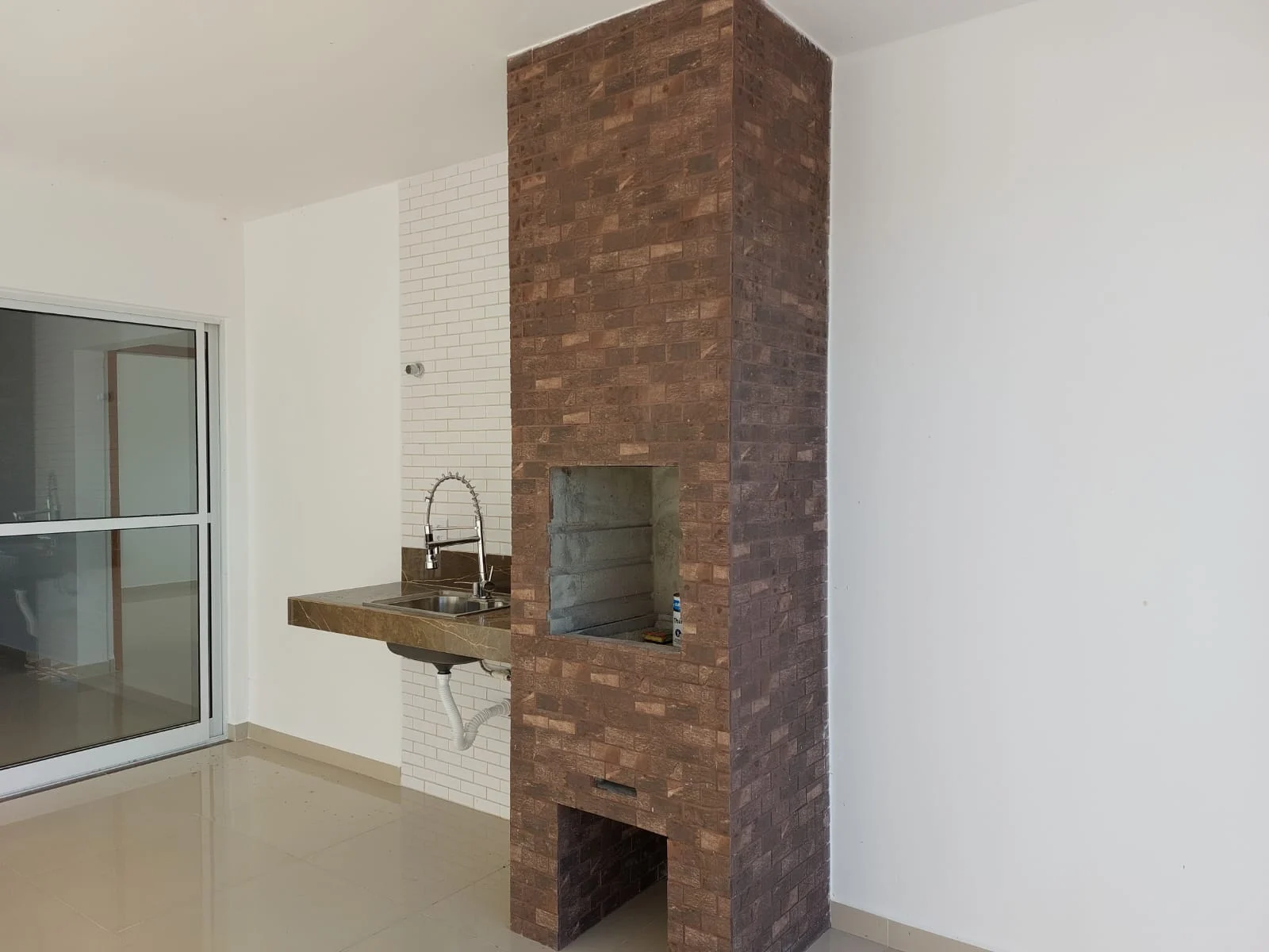 Excelente Casa com 3 Quartos e Piscina no Condomínio Fazenda Real I