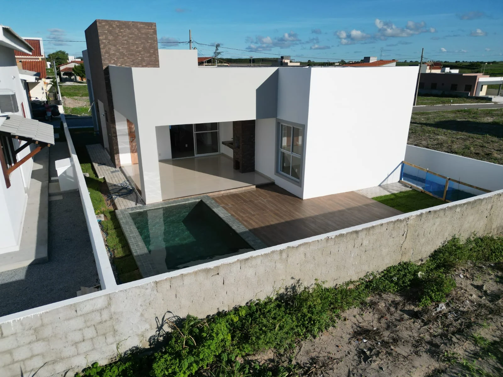Excelente Casa com 3 Quartos e Piscina no Condomínio Fazenda Real I