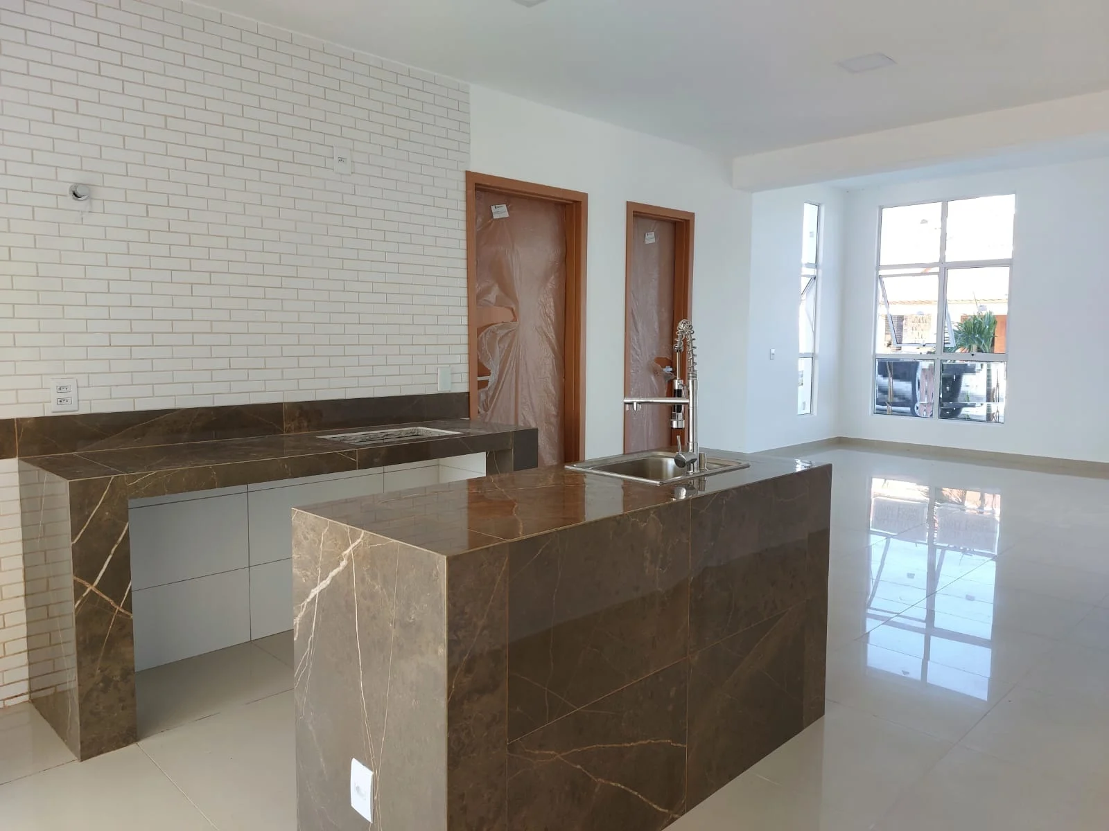 Excelente Casa com 3 Quartos e Piscina no Condomínio Fazenda Real I