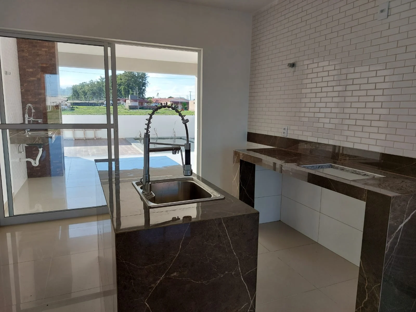 Excelente Casa com 3 Quartos e Piscina no Condomínio Fazenda Real I