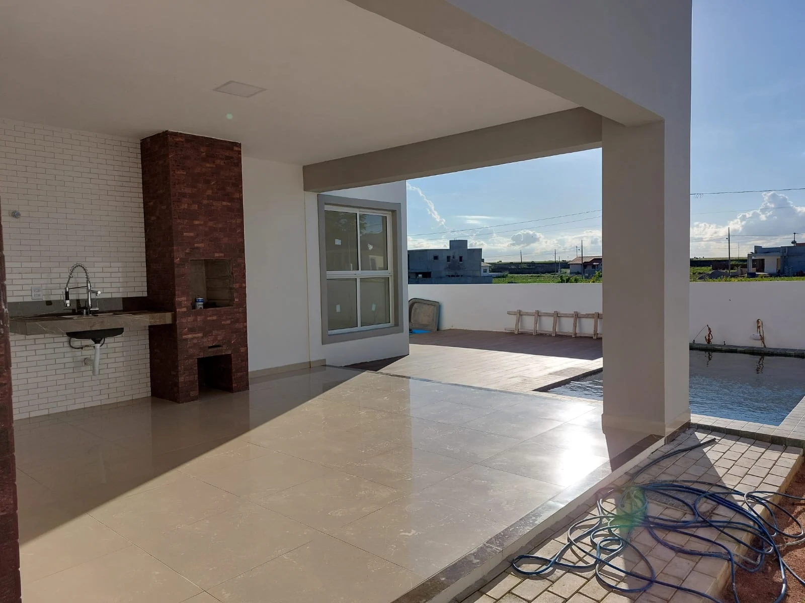 Excelente Casa com 3 Quartos e Piscina no Condomínio Fazenda Real I
