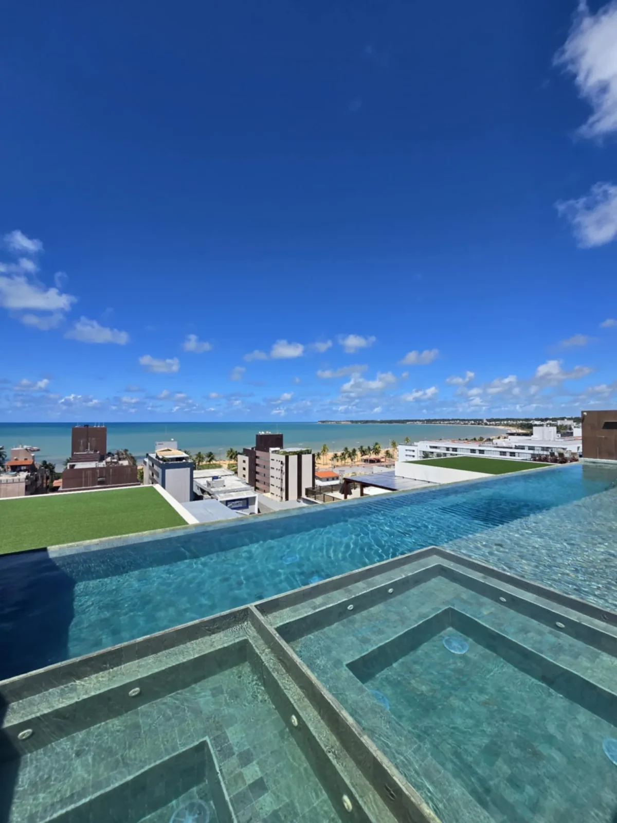 Excelente Cobertura Duplex Mobiliada em Tambaú com 2 Quartos e Jacuzzi, Lazer Completo e uma vista incrível