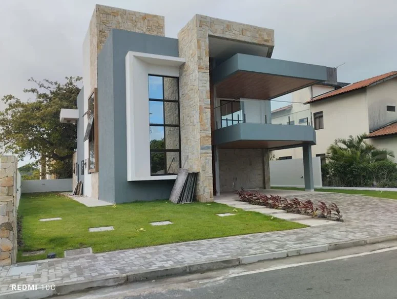 Excelente Casa no Condomínio Alamoana com 4 Suítes sendo 1 Master em Intermares