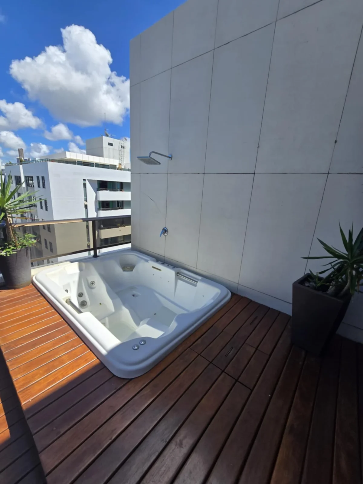 Excelente Cobertura Duplex Mobiliada em Tambaú com 2 Quartos e Jacuzzi, Lazer Completo e uma vista incrível