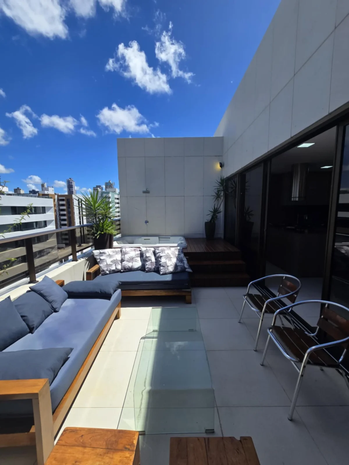 Excelente Cobertura Duplex Mobiliada em Tambaú com 2 Quartos e Jacuzzi, Lazer Completo e uma vista incrível