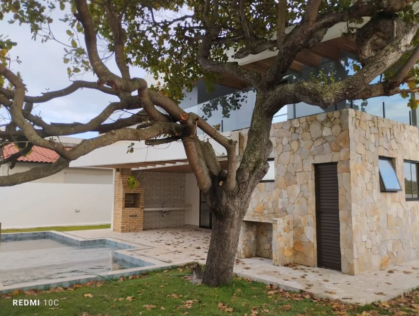 Excelente Casa no Condomínio Alamoana com 4 Suítes sendo 1 Master em Intermares