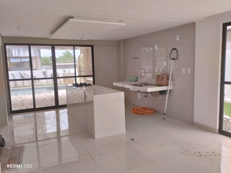 Excelente Casa no Condomínio Alamoana com 4 Suítes sendo 1 Master em Intermares
