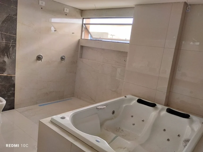 Excelente Casa no Condomínio Alamoana com 4 Suítes sendo 1 Master em Intermares