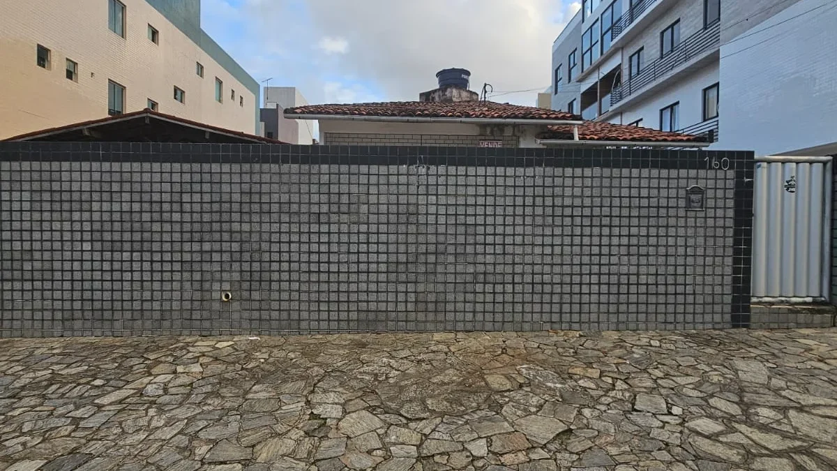 Casa nos Bancários com 4 Quartos sendo 3 Suítes, Piscina, Próximo ao Parque das Três Ruas