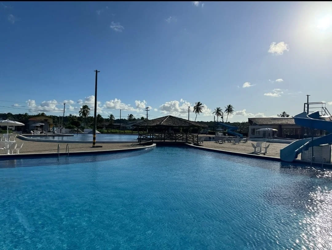 Casa no Condomínio Águas de Camaçari em Lucena com 3 Suítes com Piscina e Lazer Completo