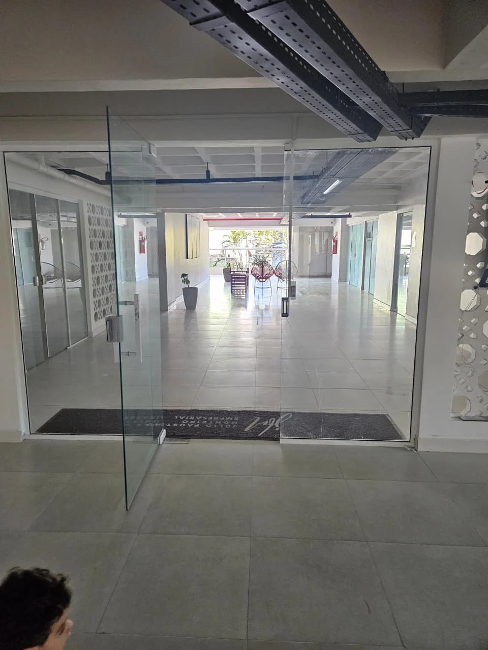 ALUGO Sala Comercial na Principal dos Bancários em frente ao Carrefour