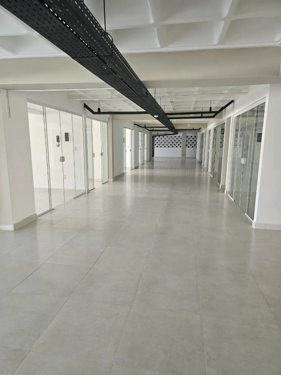 ALUGO Sala Comercial na Principal dos Bancários em frente ao Carrefour