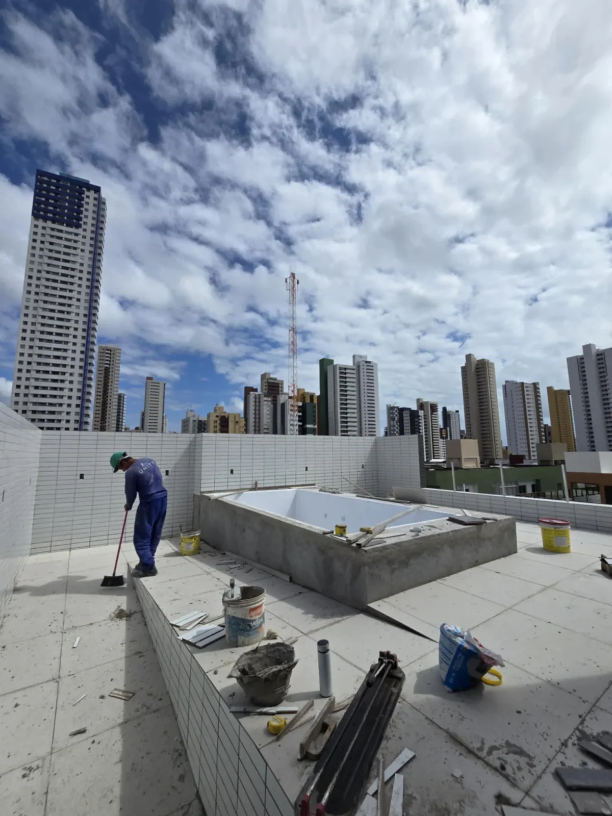 Apartamento em Manaíra com 2 ou 3 Quartos sendo 1 Suíte com Elevador e Piscina