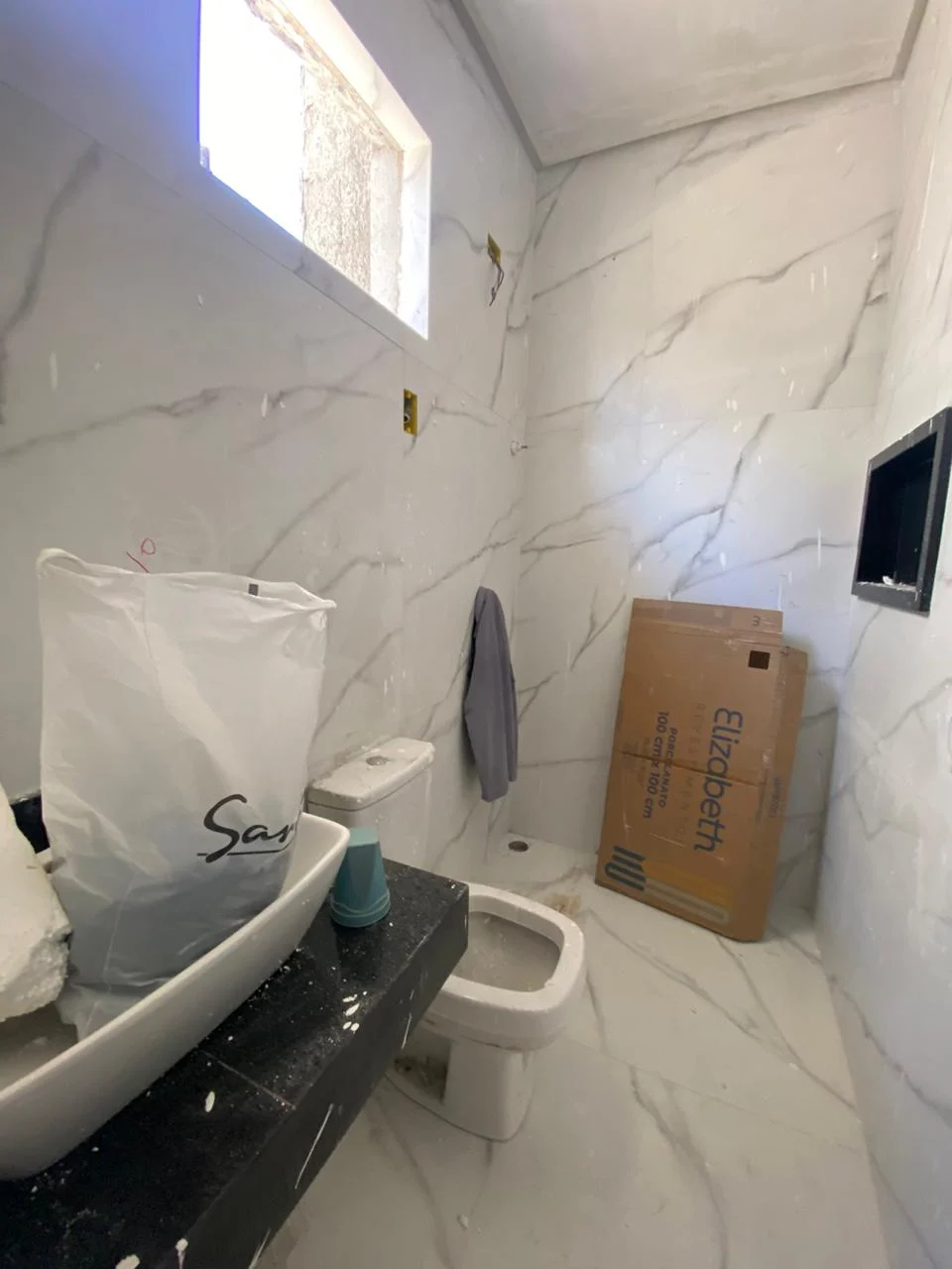 Casa em Condomínio Fechado com 3 Quartos sendo 1 Suíte Master, Piscina e Lazer Completo
