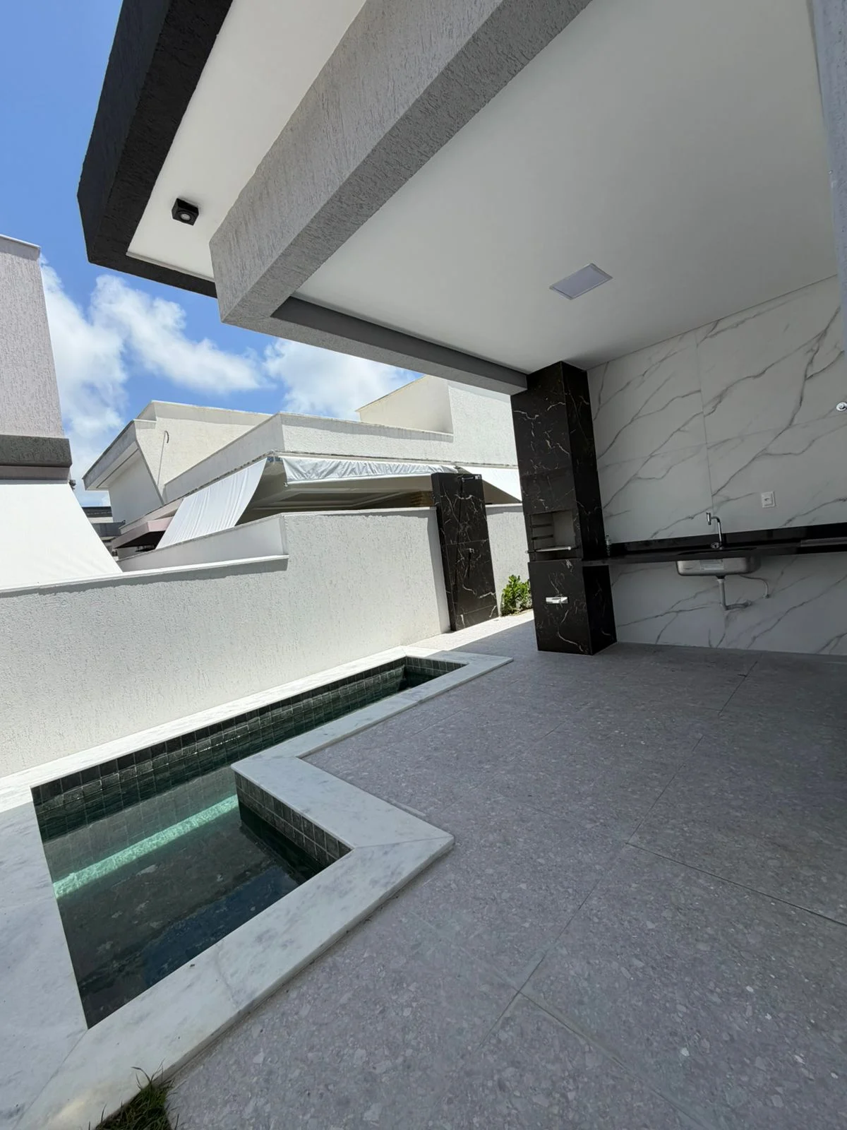 Casa em Condomínio Fechado com 3 Quartos sendo 1 Suíte Master, Piscina e Lazer Completo