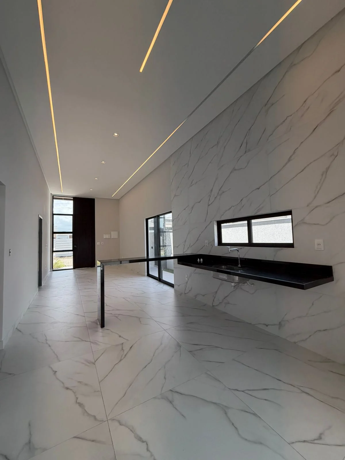 Casa em Condomínio Fechado com 3 Quartos sendo 1 Suíte Master, Piscina e Lazer Completo