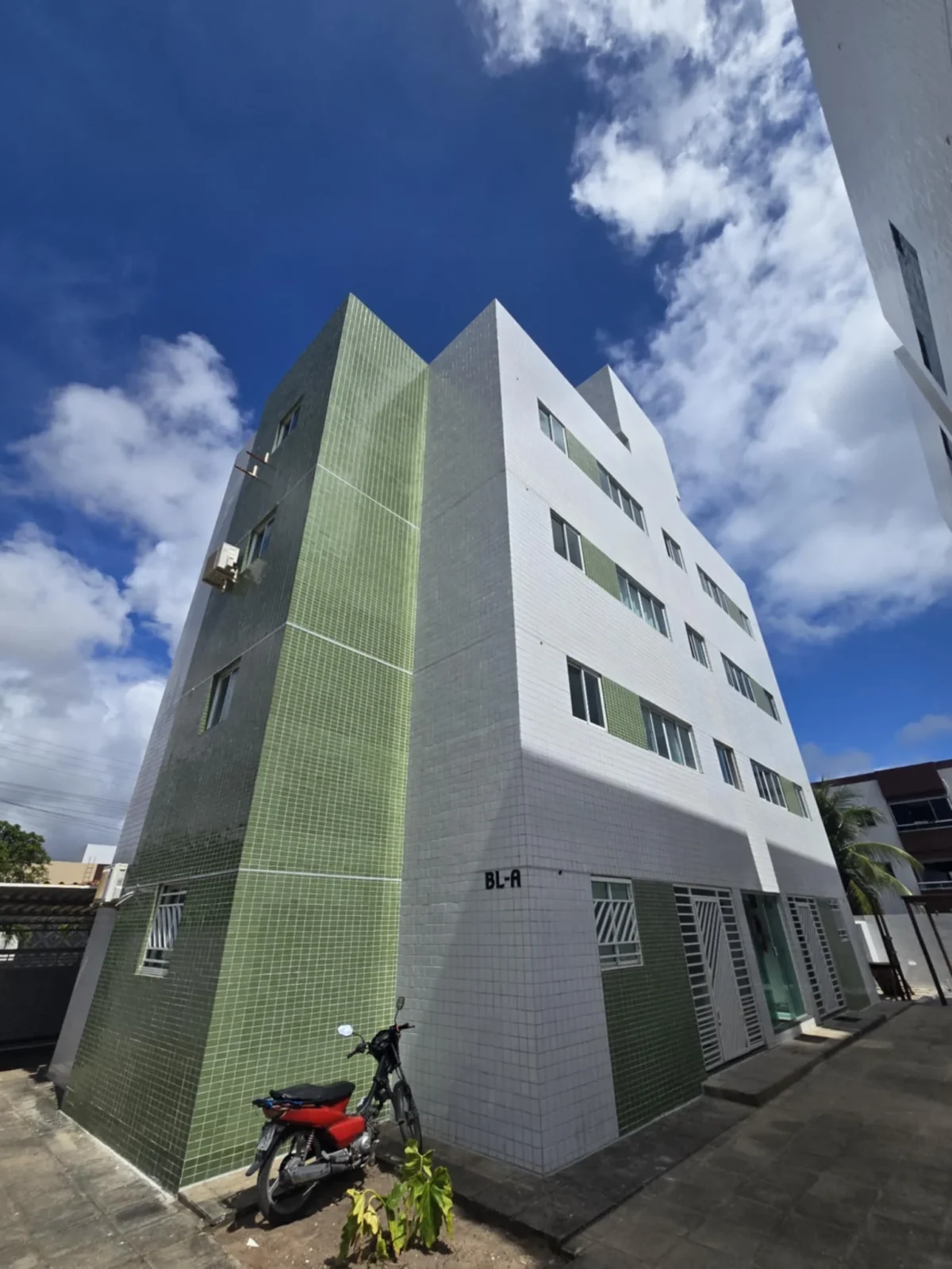 Apartamento no Portal do Sol/Quadramares 3 Quartos sendo 1 Suíte