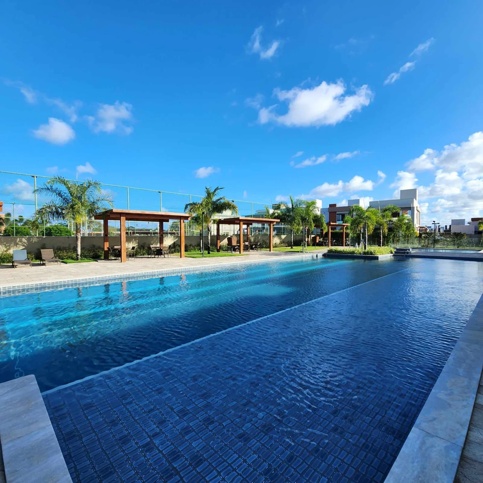 Casa em Condomínio Fechado com 3 Quartos sendo 1 Suíte Master, Piscina e Lazer Completo