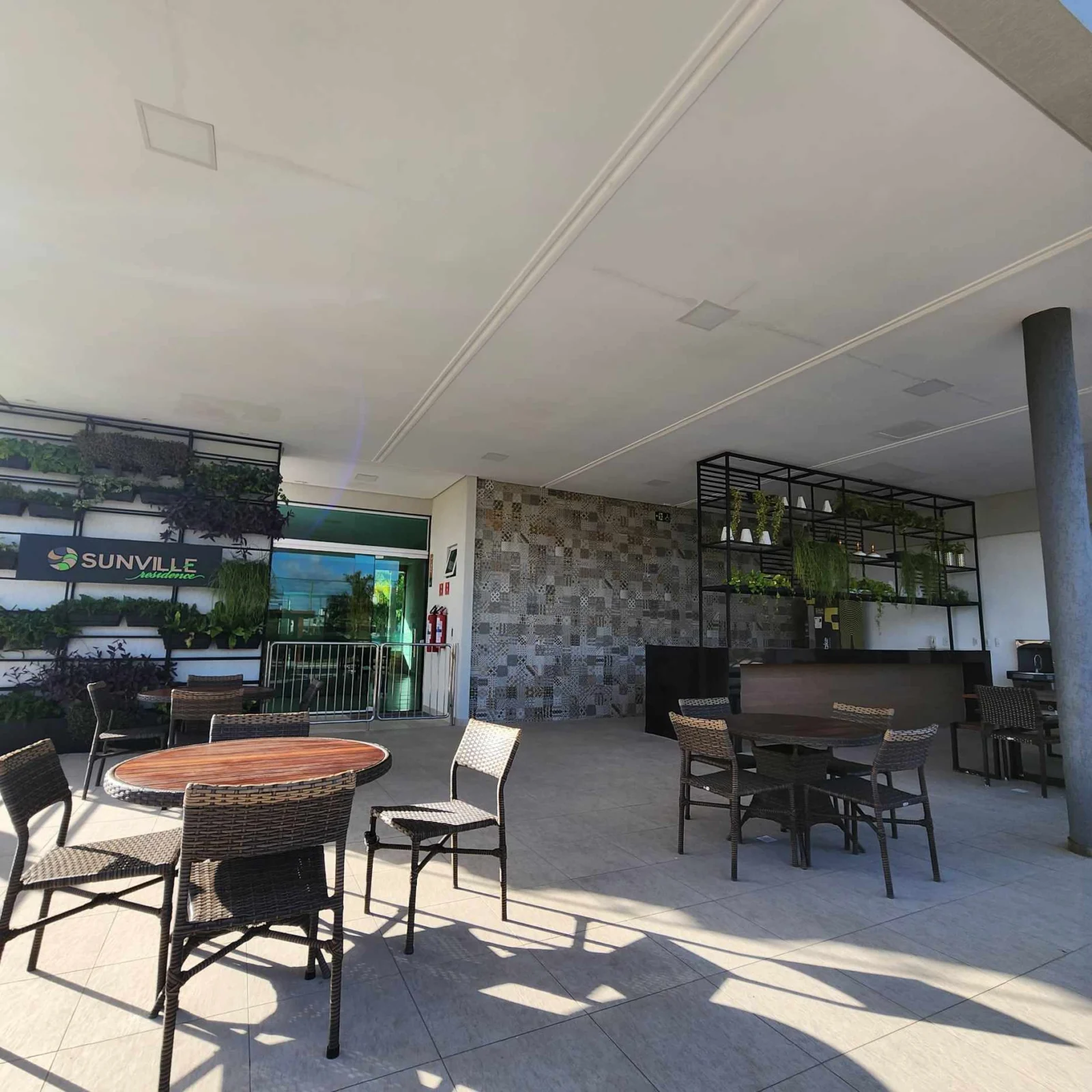Casa em Condomínio Fechado com 3 Quartos sendo 1 Suíte Master, Piscina e Lazer Completo