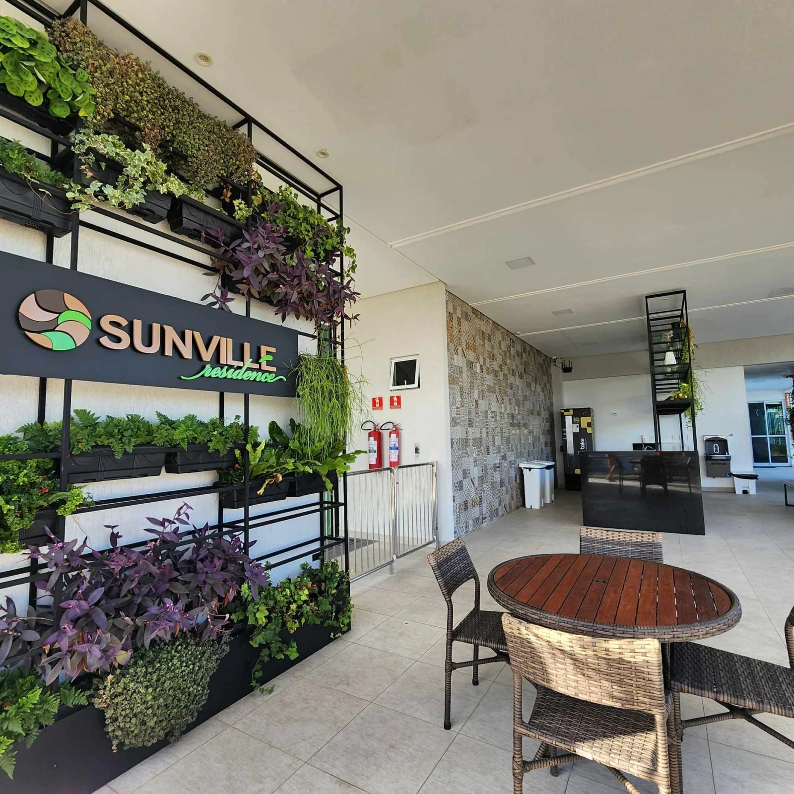 Casa em Condomínio Fechado com 3 Quartos sendo 1 Suíte Master, Piscina e Lazer Completo