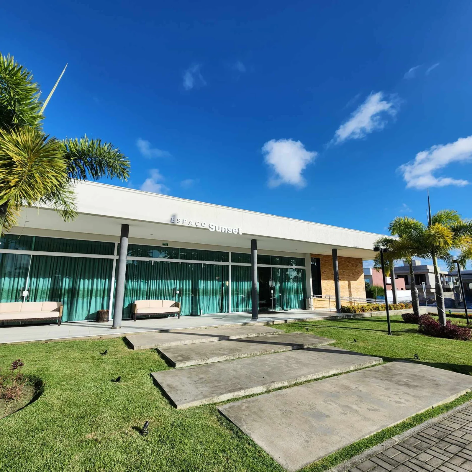 Casa em Condomínio Fechado com 3 Quartos sendo 1 Suíte Master, Piscina e Lazer Completo